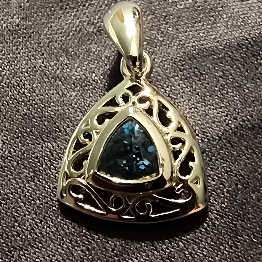 S925& London blue topaz filigree pendant faceted trillion-cut gem in silver NEW!
